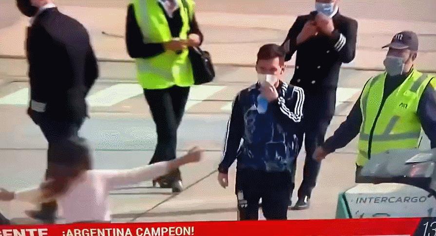 17岁梅西首秀照片,梅西34岁首战刷爆3项纪录