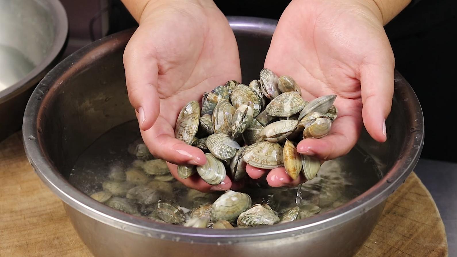 花蛤怎么洗才能把沙子全吐出来,快速让花蛤洗干净的方法