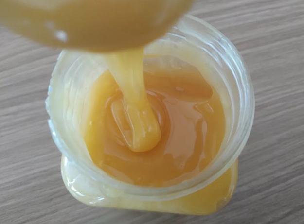 气温25度蜂蜜结晶吗,气温低蜂蜜变成固体