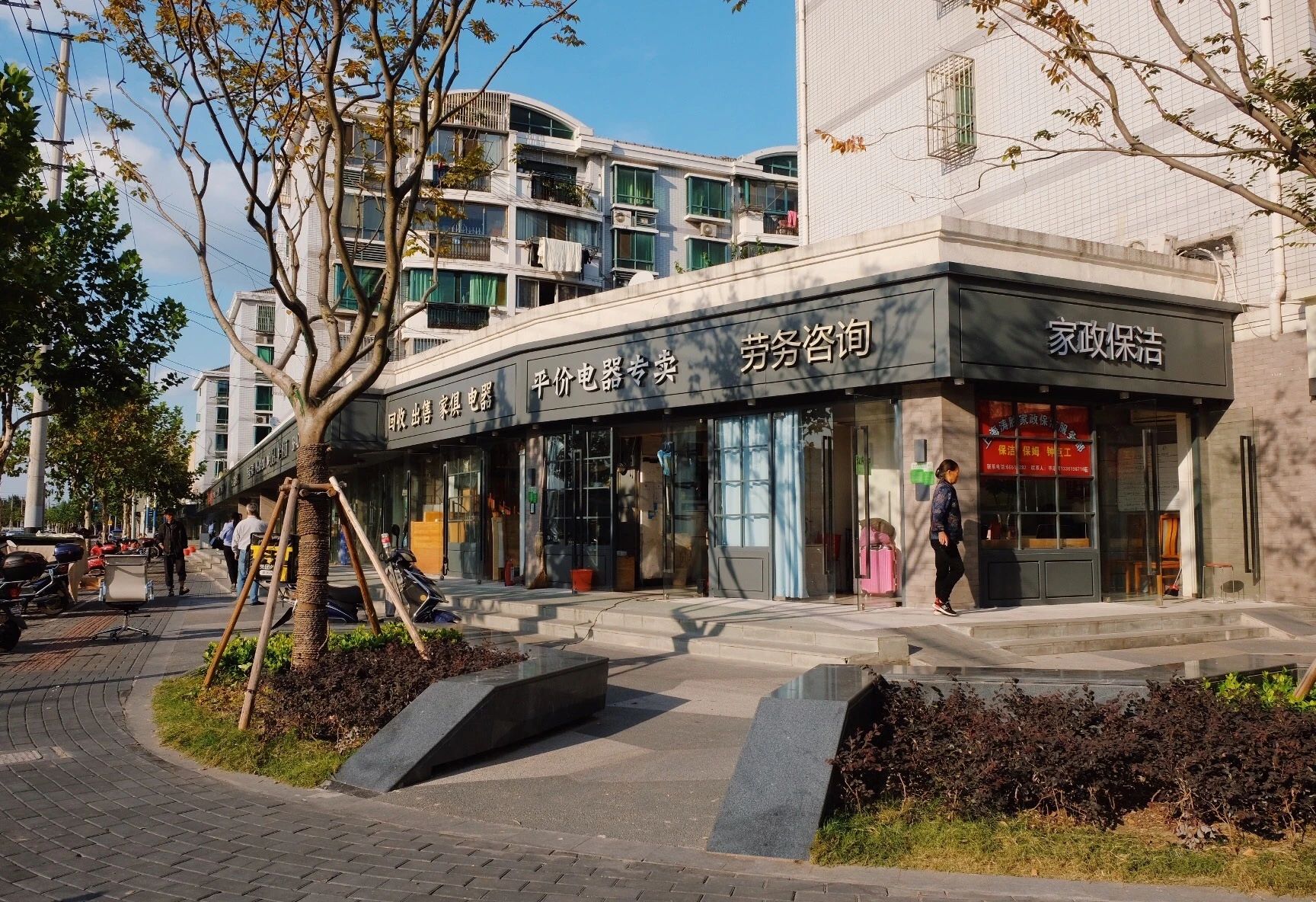 变美、变慢、变温柔,彭浦镇25条街集体宜人化是怎么做到的