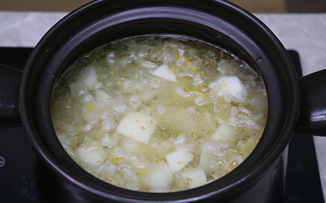 秋天银耳饮品做法大全,秋天银耳雪梨的家常做法