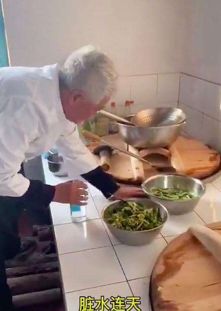 宋晓峰厨房脏成垃圾场？灶台太脏与赵本山家成对比，皮校长蹭吃喝