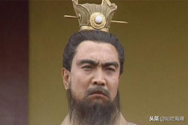 关羽放曹操走华容道后面对诸葛亮,曹操从华容道逃跑完整视频