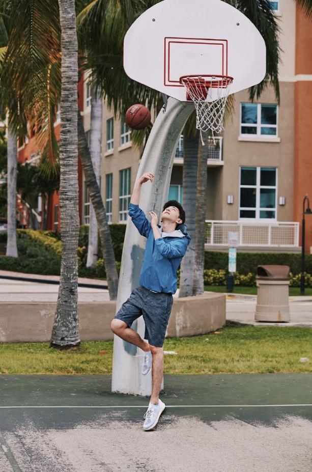 邓伦，身高185cm，体重才65kg，靠3点维持身材，不怕胖