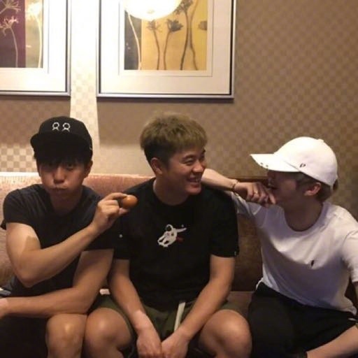 邓超鹿晗情侣装,邓超鹿晗深夜打球照