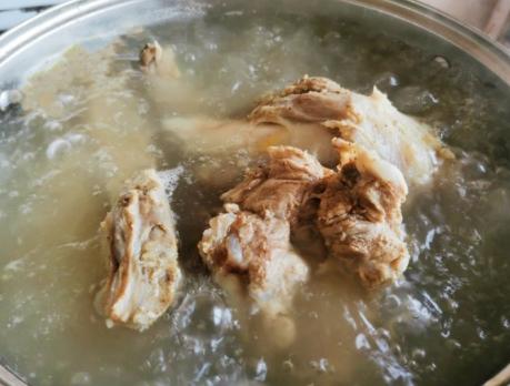 炖大骨头汤怎么炖得又烂又香,炖大骨头汤要放哪些香料