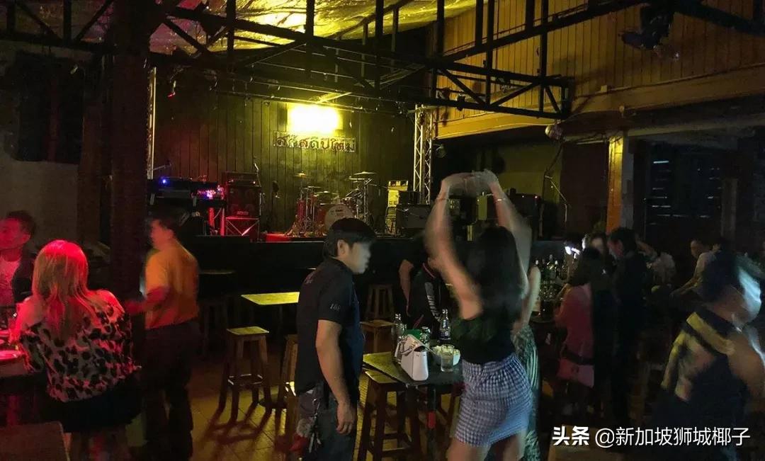 “我以前是办公室白领,来了新加坡却只能做泰*歌国**厅女...”