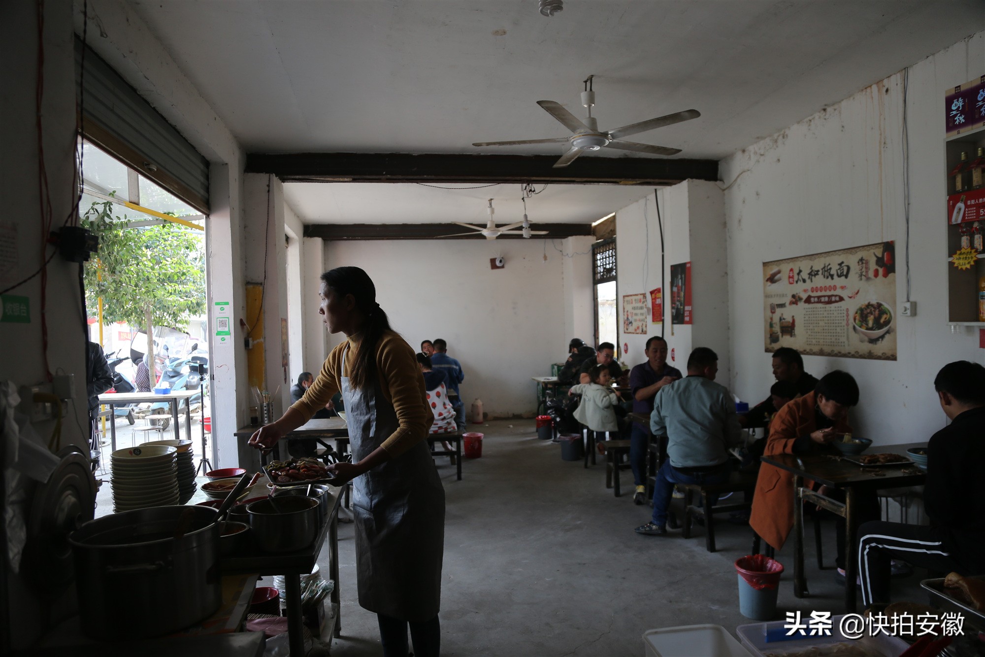 男子用铁锤练功致手变形，妻称是自残，功成后开手工面馆生意爆棚