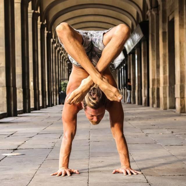 男士瑜伽展示力量,男士练瑜伽帅呆了