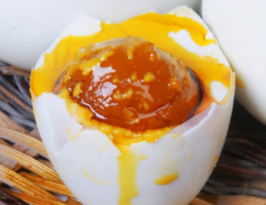 怎么腌制鸡蛋才好吃还出油多,用白酒和盐腌制的鸡蛋几天能出油