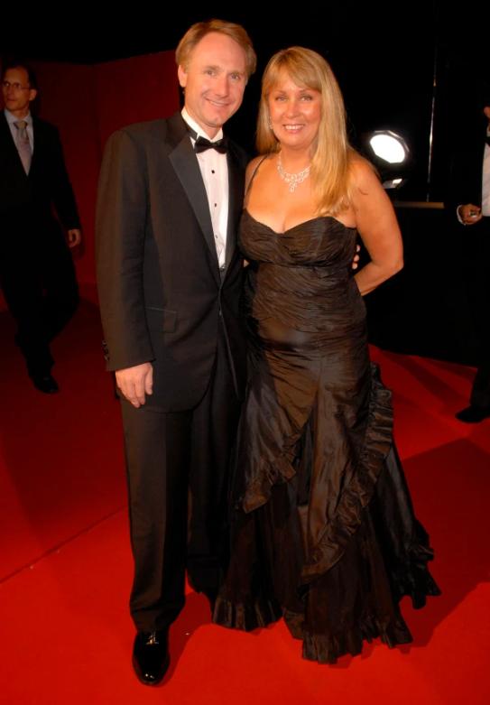 丹·布朗21年婚姻告吹，出轨驯马师等多人妻子绝望，分手费10亿