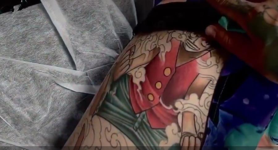 网友把草帽团纹在了腿上，好看是好看，老了怎么办？