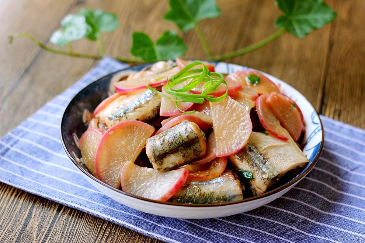 冬天强烈推荐的菜萝卜炖鱼,萝卜炖鱼有什么营养