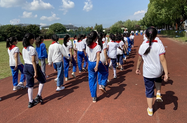 阳光体育快乐足球比赛,校长杯足球比赛简报