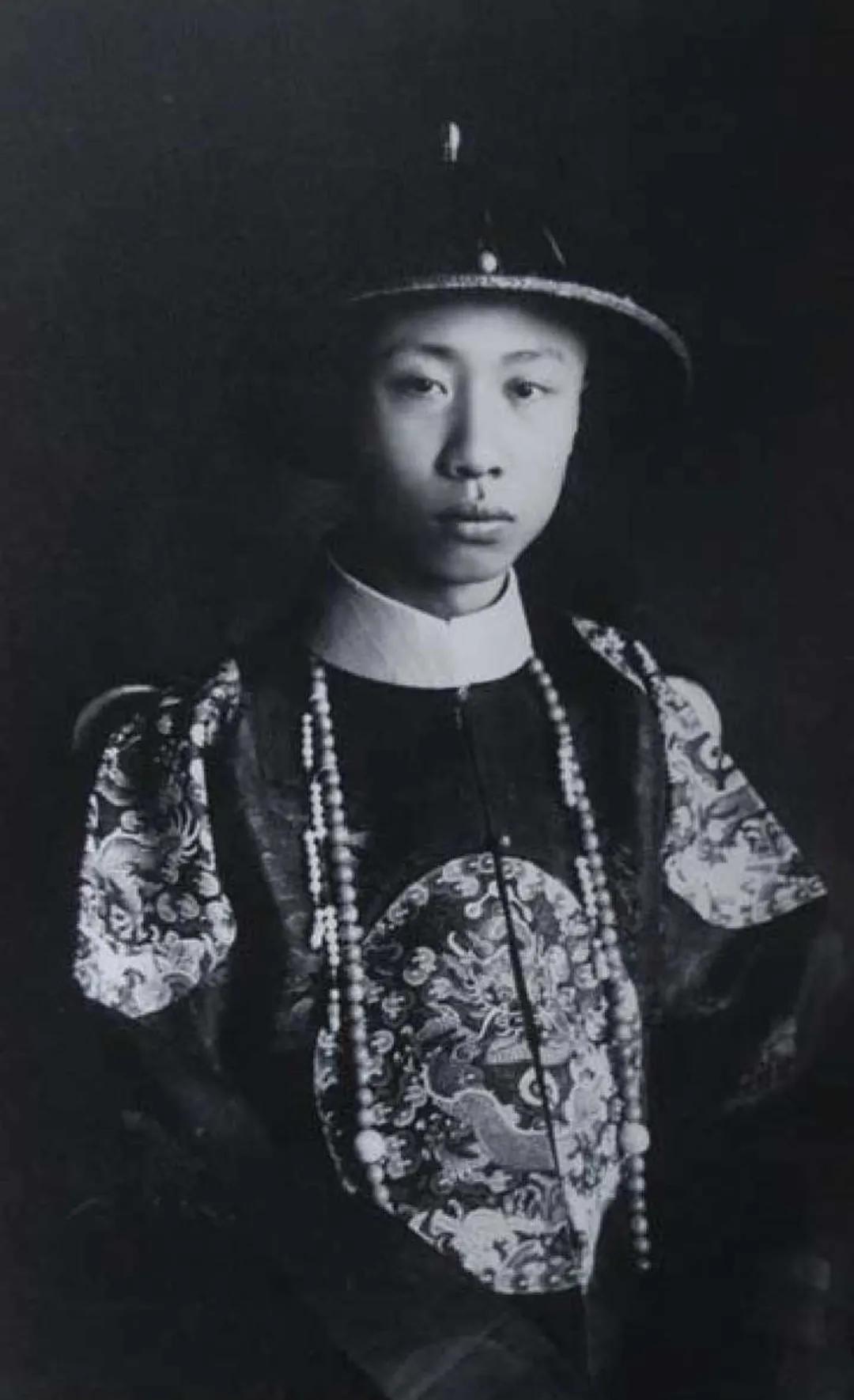 末代皇帝溥仪：丢失大清皇位，选择坐上了那肮脏傀儡的满洲帝位