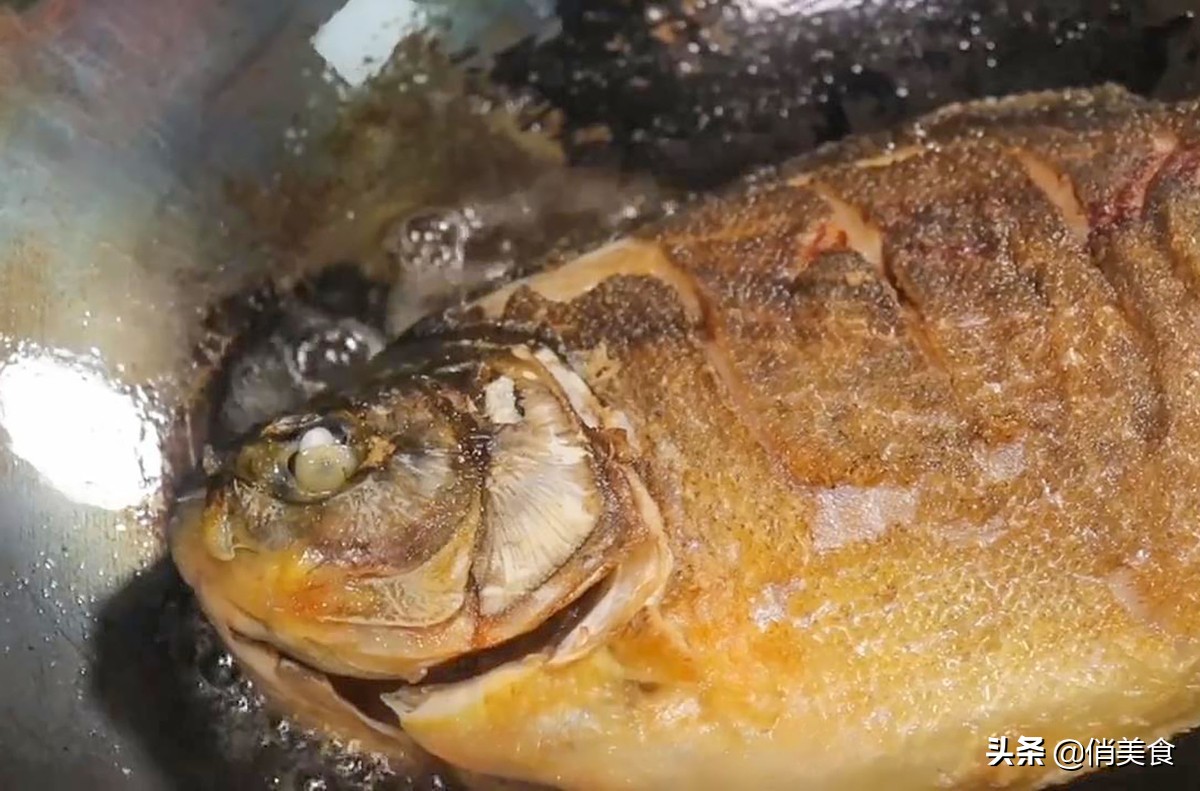 不管煎什么鱼，切记别直接下锅，多加这2步，鱼肉不粘锅不掉皮
