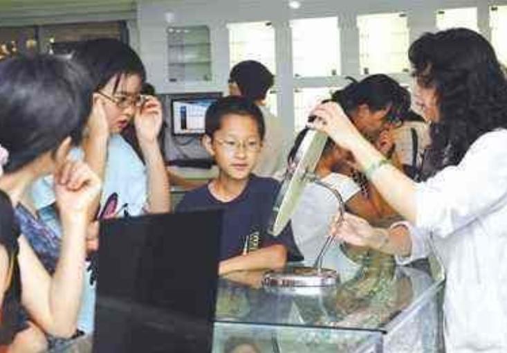 眼镜店里生意惨淡,房东劝老板改行,老板却笑了,称他不懂行