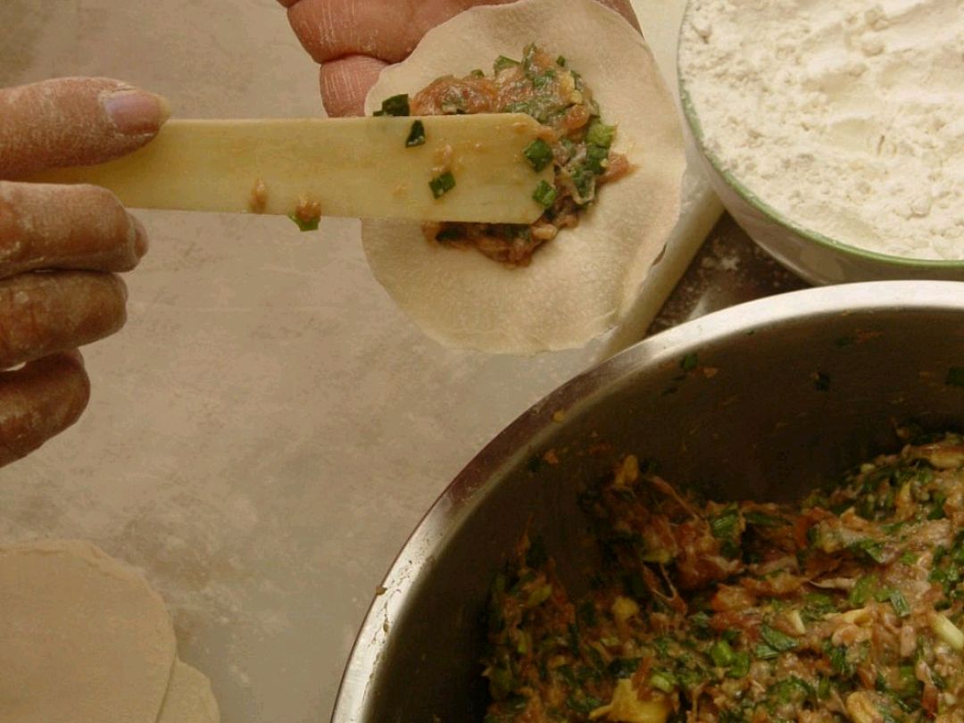 手把手教你擀饺子面皮,饺子店手工饺子皮视频教程