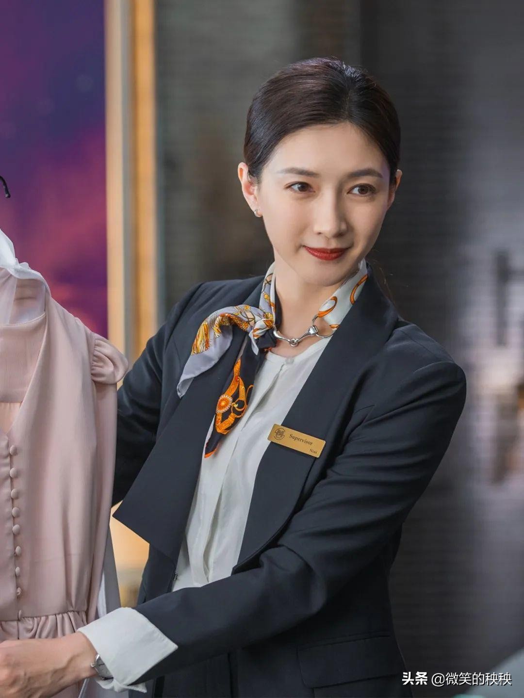 比起顾佳“贵妇”风，王漫妮的显贵穿搭和精准购物，更值得参考