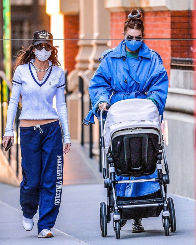 2021流行宝蓝色！超模Gigi一身蓝色搭配，自带爆炸时尚感