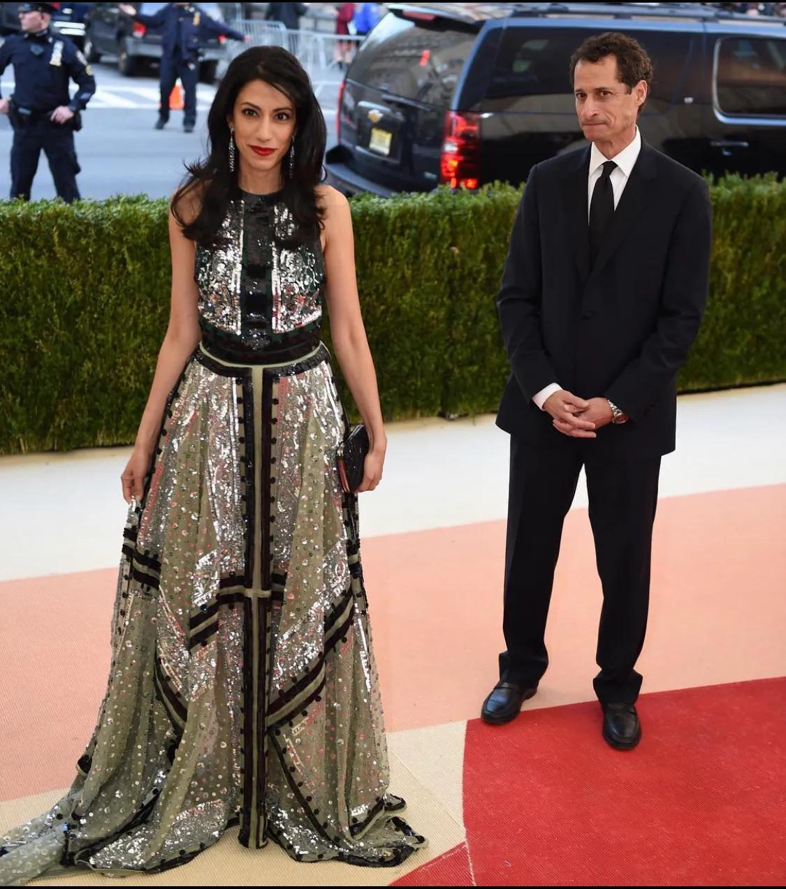 希拉里干女儿:遭参议员扑倒强吻,老公是性犯罪,自己却隐忍不发