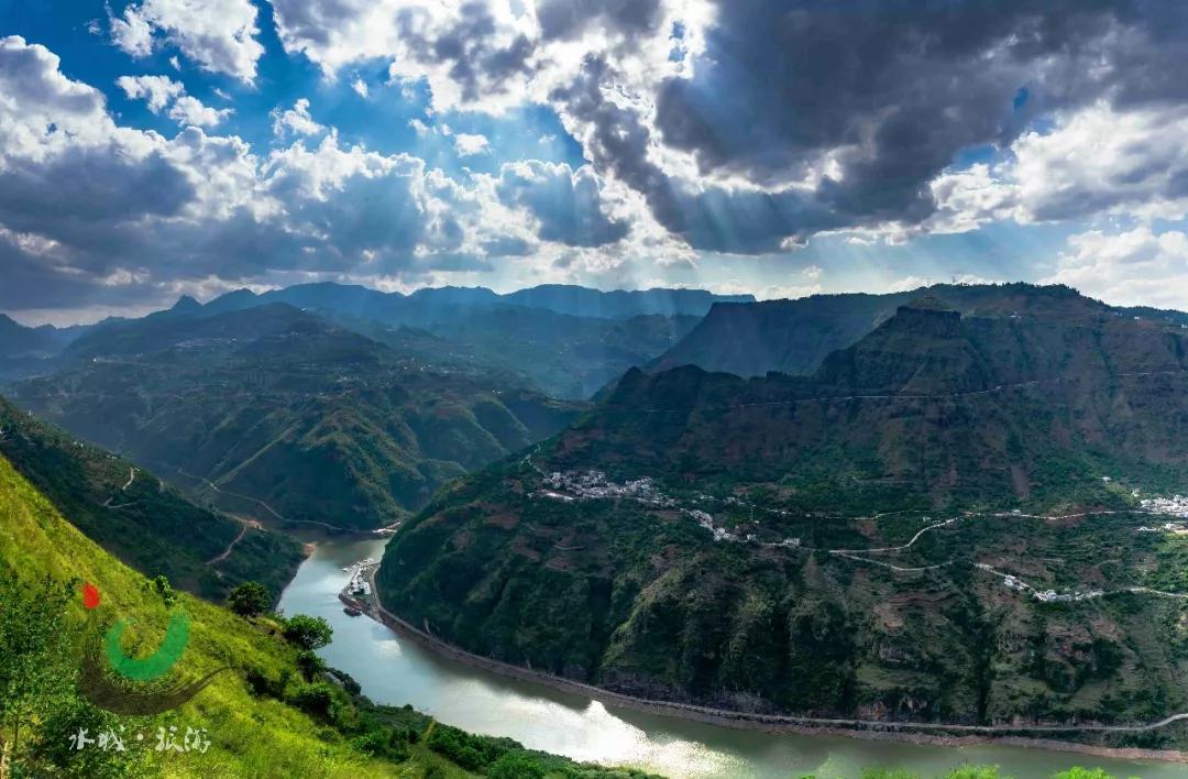 经过扶贫改造后乡村大变样,脱贫攻坚乡村旧貌