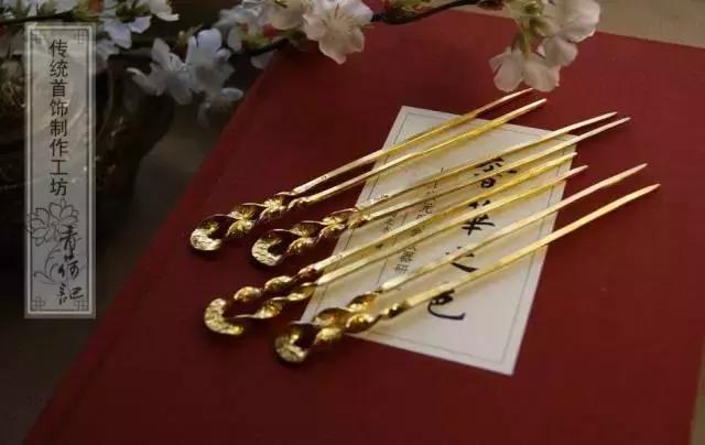 她用传承四千年的錾花技术，复原了红楼首饰