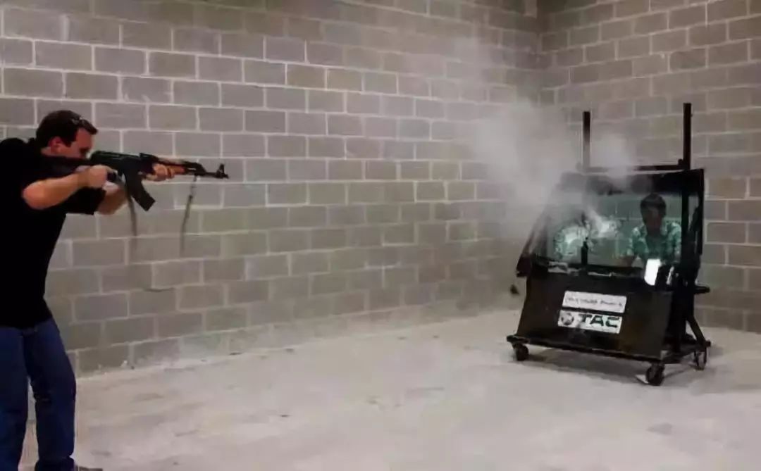 防火玻璃出现哈哈镜效果原因,哈哈镜怎么做成的