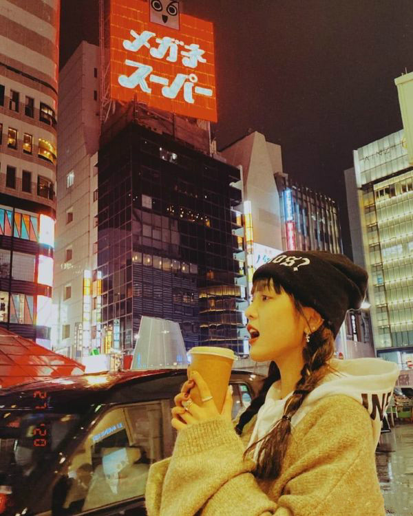 吴宣仪粉色蝴蝶短裙,吴宣仪黑色长筒袜加短裙