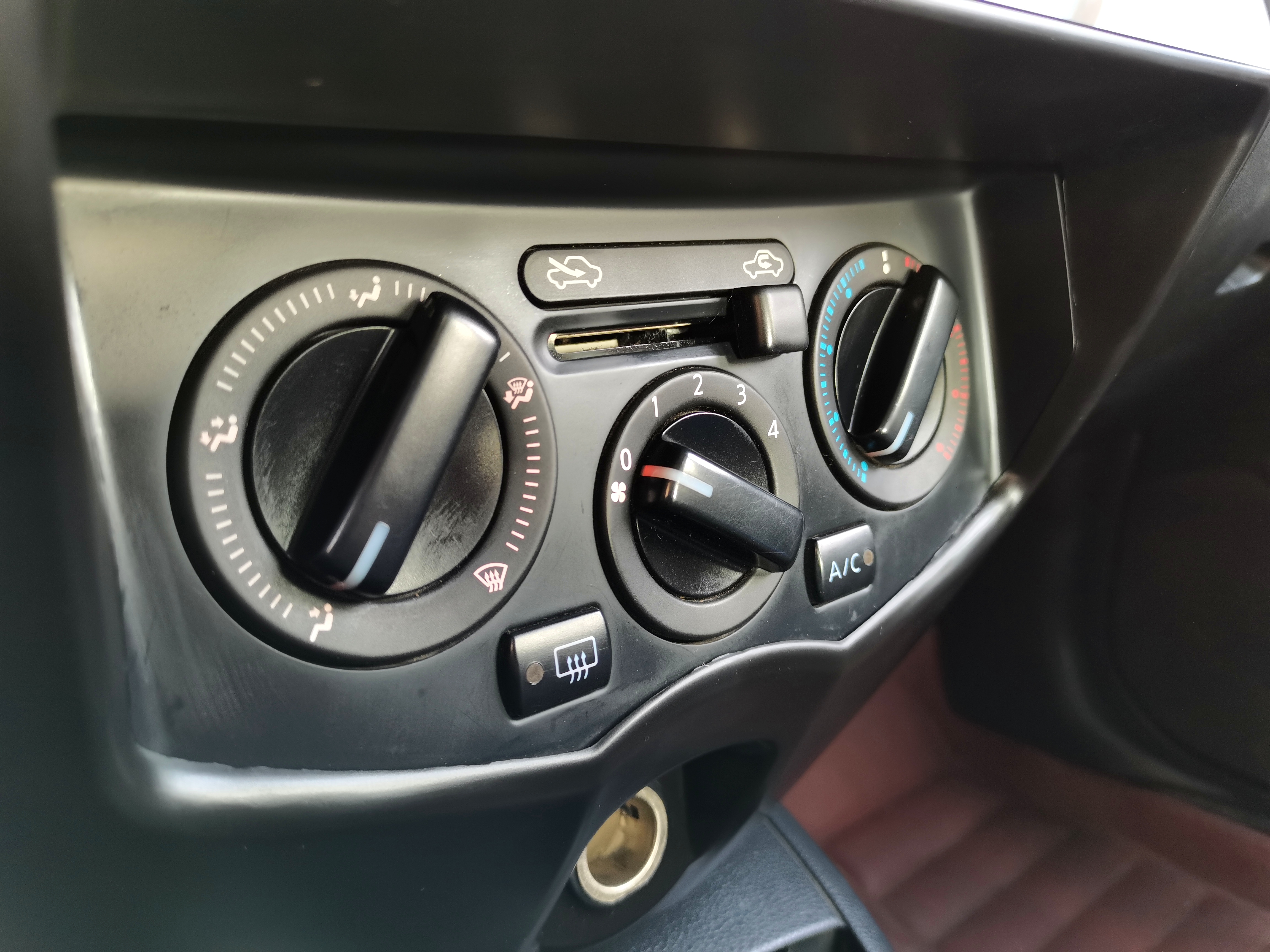 日产小面包车,实用家庭代步车日产骊威