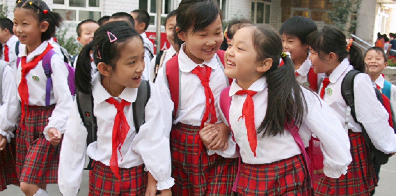 都说中国学生的校服丑？来看看国内外的校服对比吧