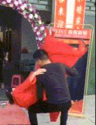 新郎抱不起老婆的搞笑视频,新郎抱不动新娘怎么化解尴尬