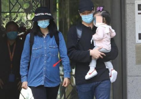 昆凌生一胎的时候多少岁,昆凌生完二胎后首次露面