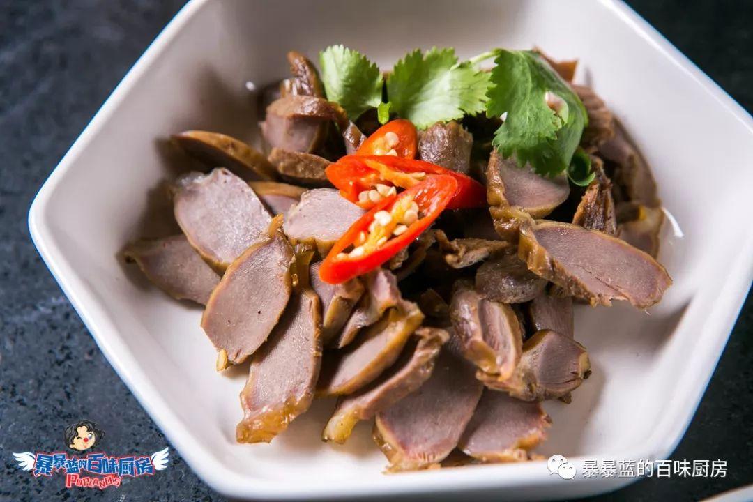 当成都老板爱上沈阳老雪，他开的串串香店锅底都有1瓶大绿棒