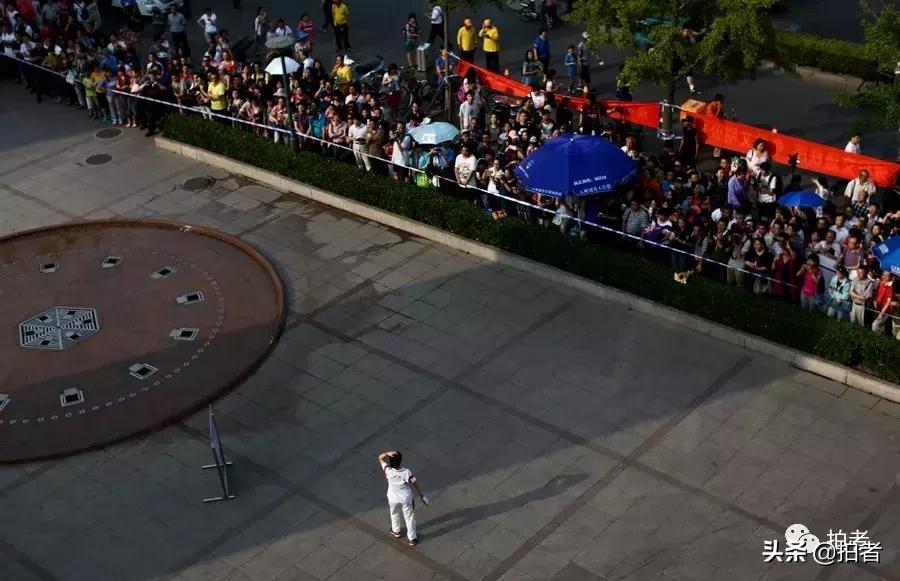 令人泪目的99张照片高考,高考家长等待图片