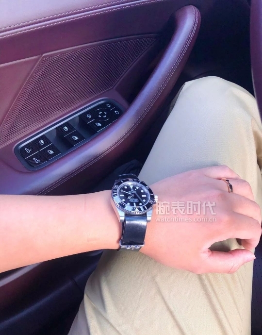 网友晒自己微信好友数量,网友晒1300手表