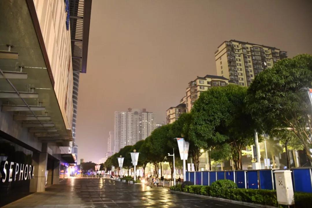 在街头当志愿者,凌晨四点出门当志愿者