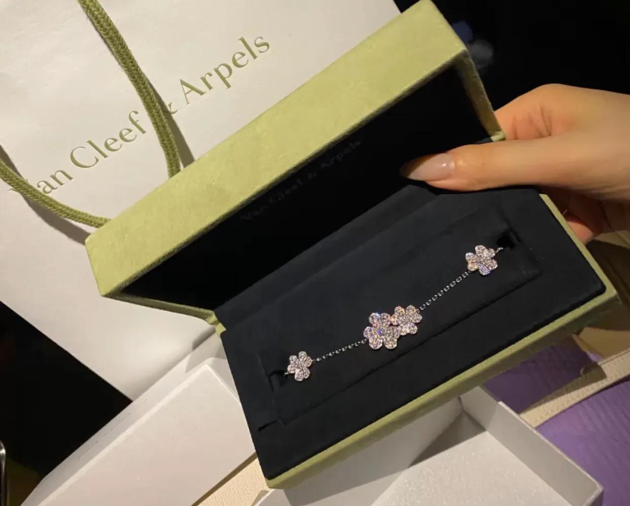 几十万的手镯原来长这样，梵克雅宝的饰品大家能欣赏得来吗？