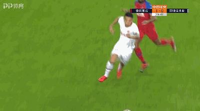 踢腿爆头足球视频,爆头踢足球