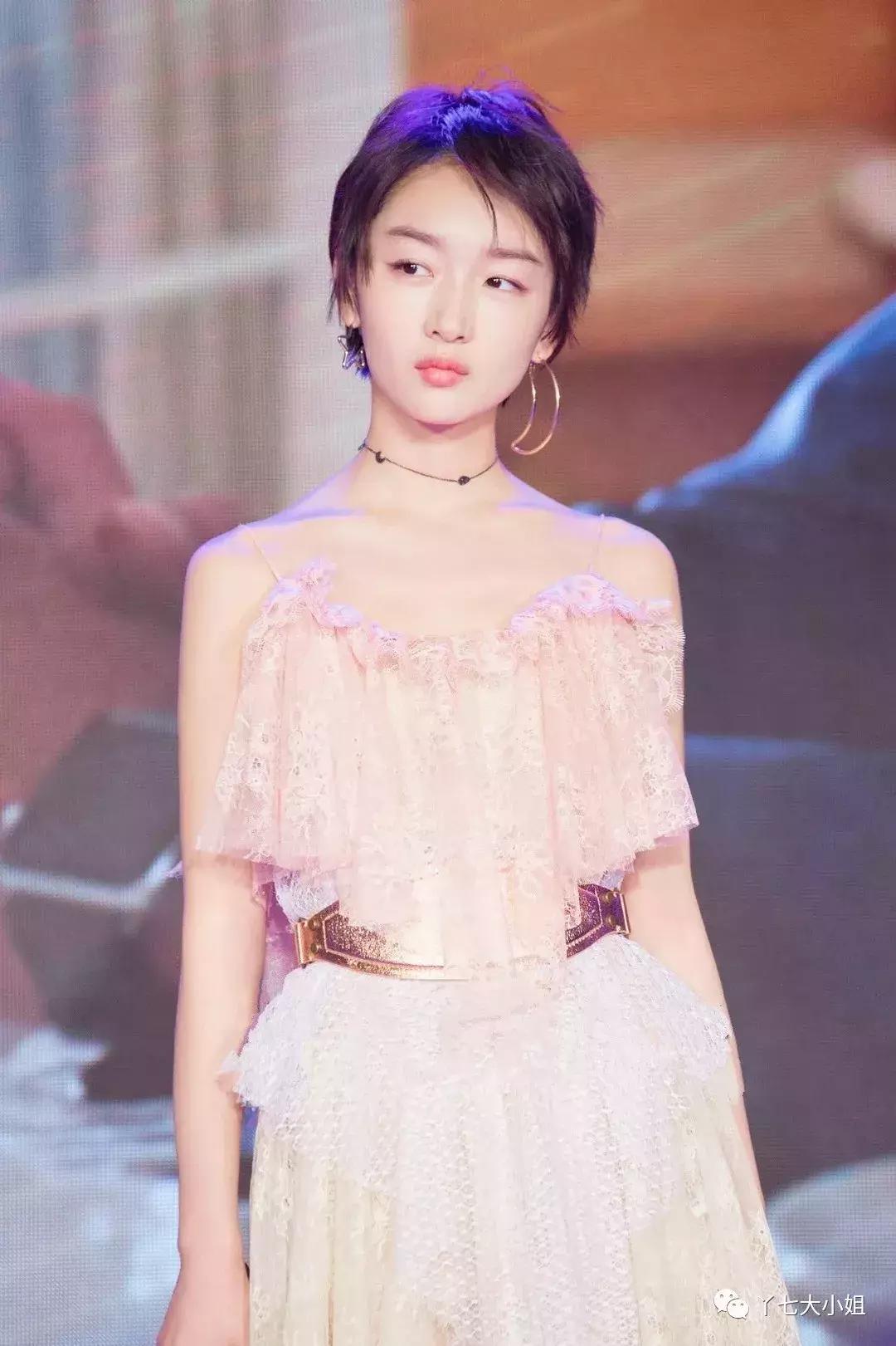 短发女孩穿什么裙子比较好看,女生短发适合穿什么样的裙子