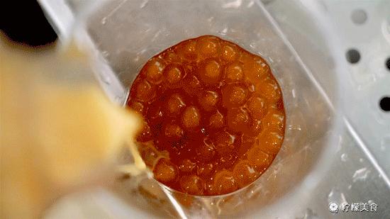 姐妹一夜暴富喝奶茶,富婆喝奶茶