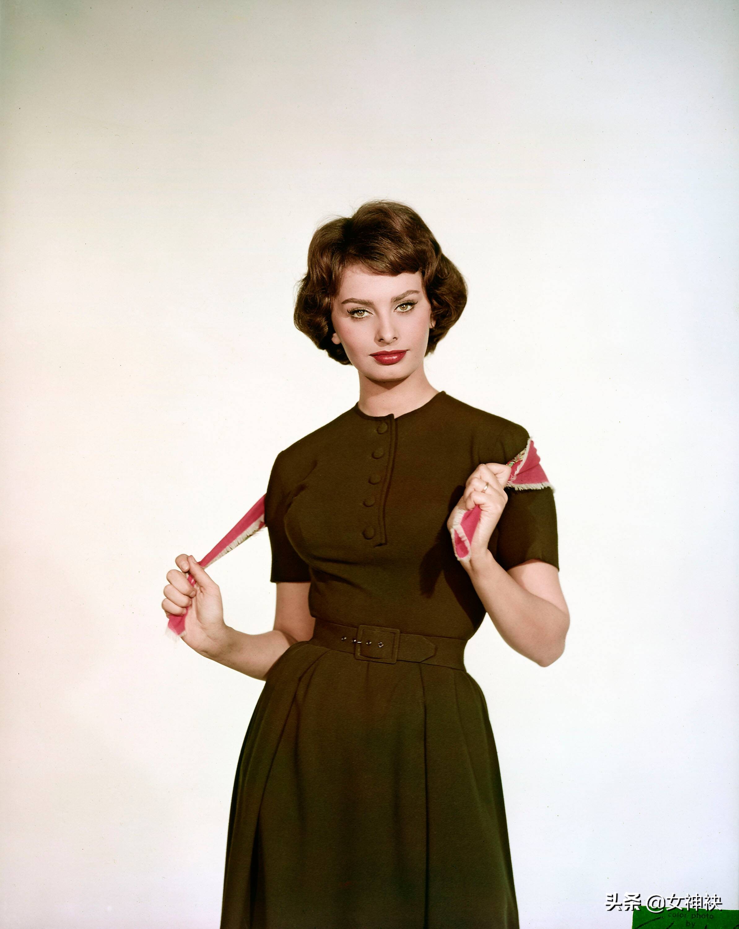 意大利国宝明星:性感不输梦露,演技碾压赫本,因婚姻被祖国驱逐