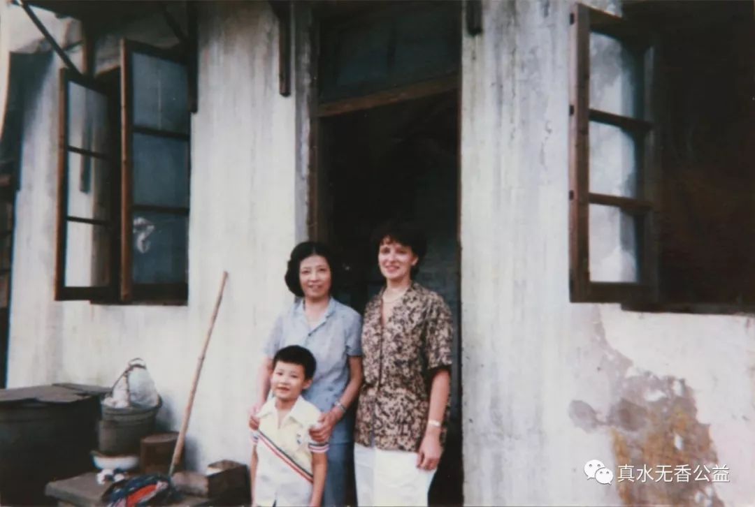 中国法医解剖无名女尸现场,女法医在殡仪馆解剖尸体