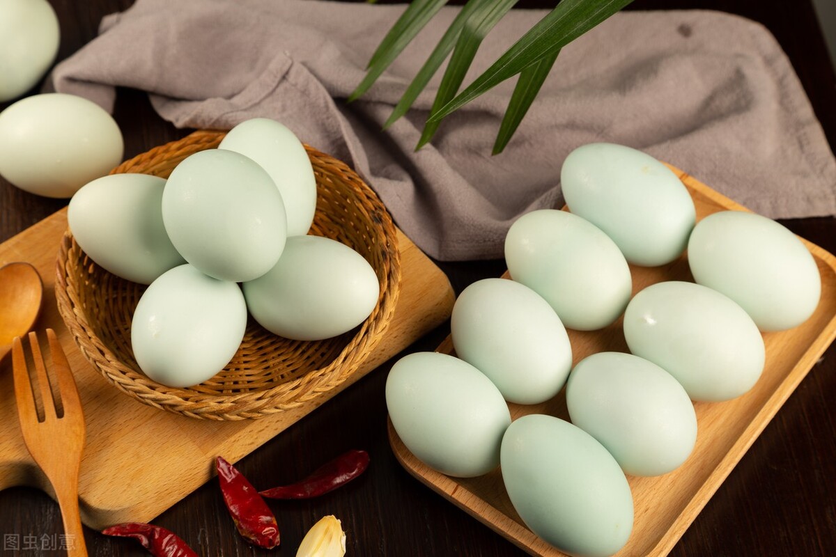 好吃又下饭的咸鸭蛋，教你自己在家腌，个个起沙流油，夏日必备