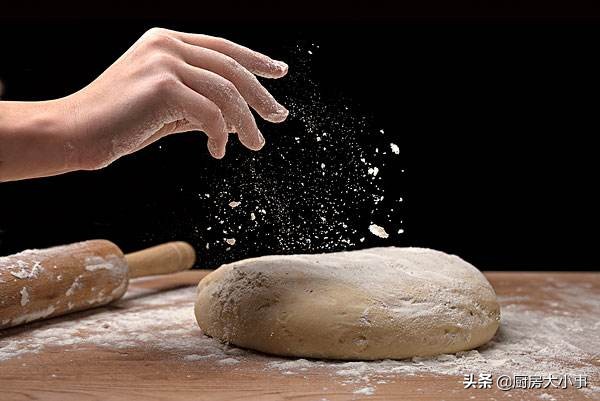 超市买面粉,要明白低筋、中筋、高筋有啥区别,不然花了钱白忙活