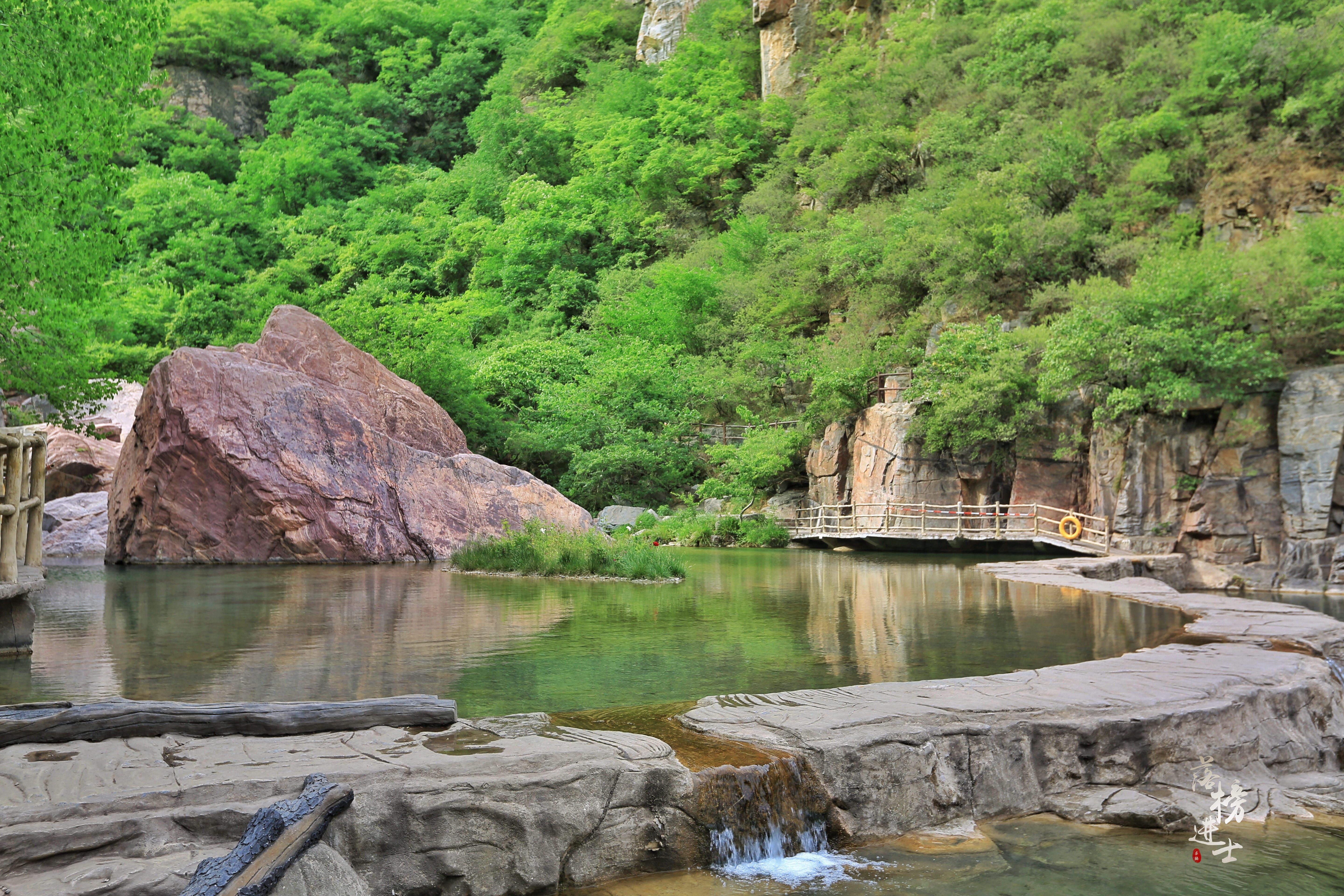 河南有个景区穿过山洞里面有瀑布,河南这个景区名字土得掉渣