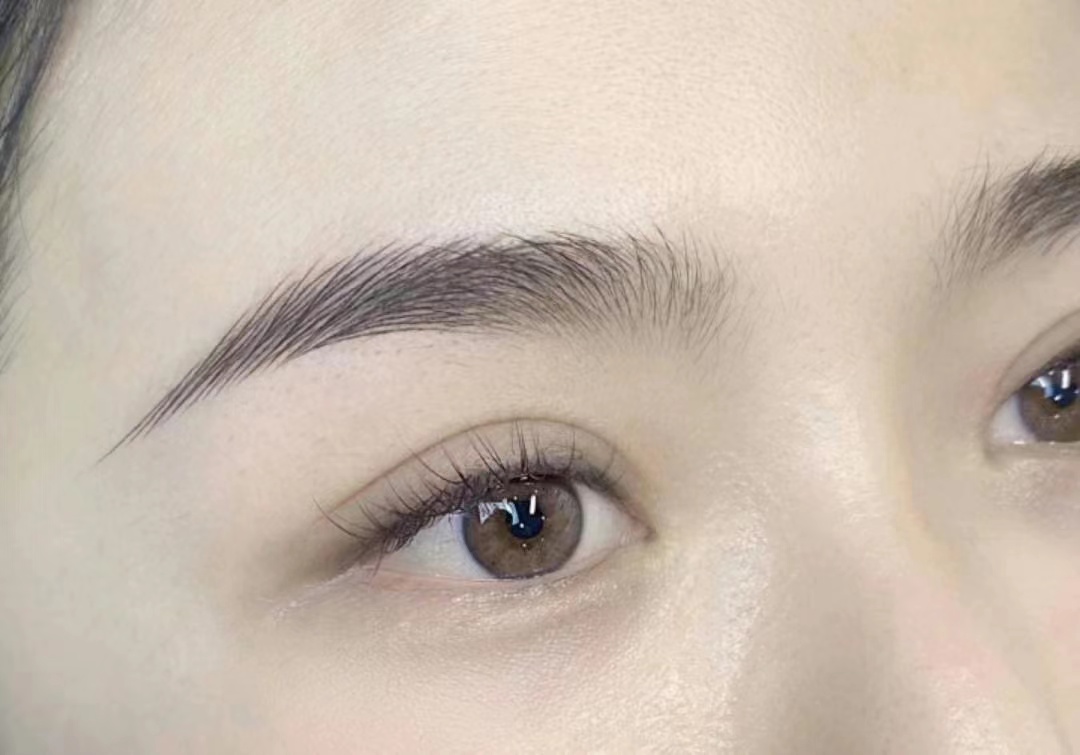 左右眉毛不对称面相,眉毛不对称最佳解释