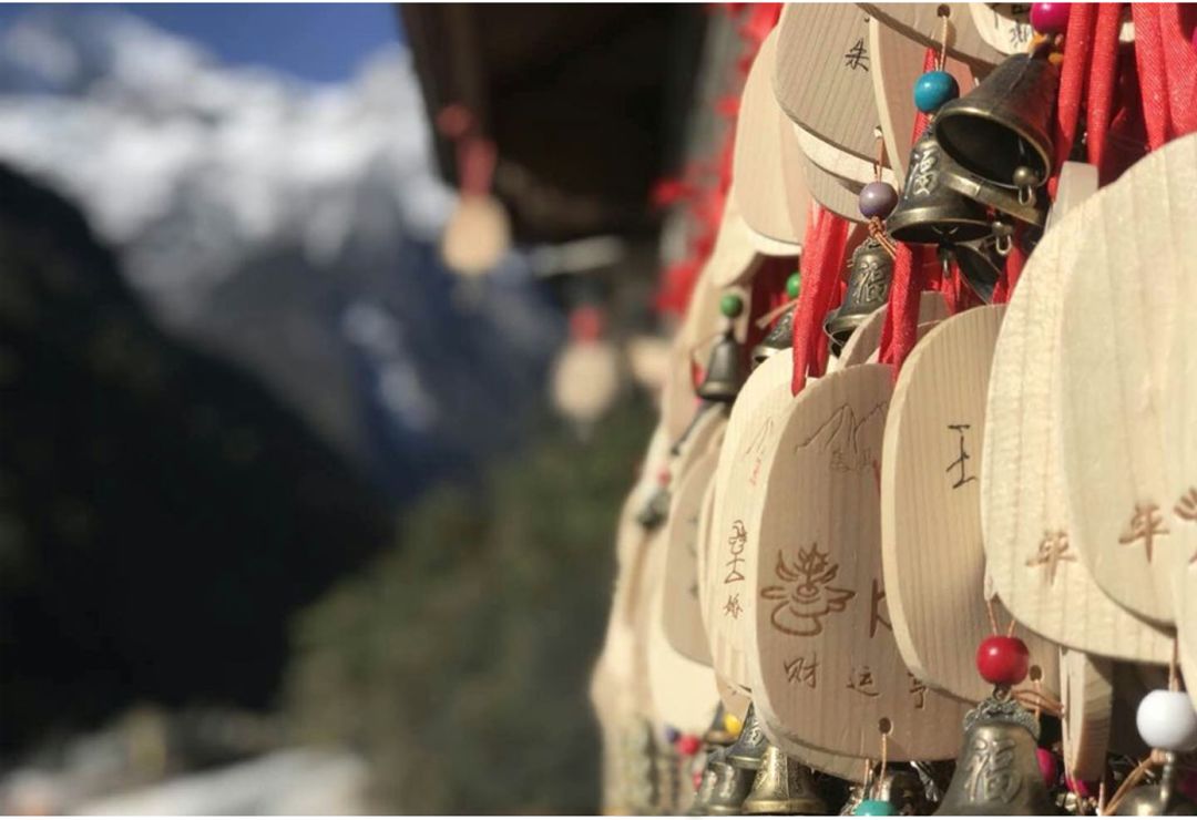 玉龙雪山日照金山的美,玉龙雪山日照金山美照