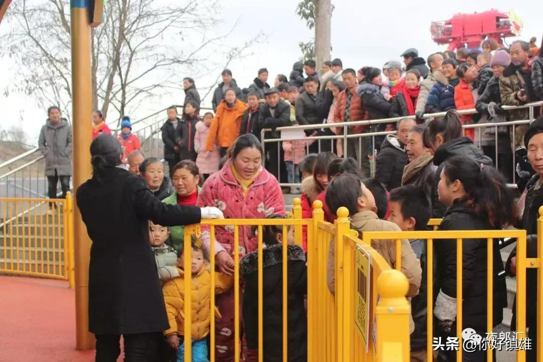 请给孩子们一个幸福的童年,镇雄人送娃娃上学