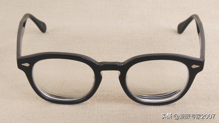 板材眼镜鼻托掉了怎么配,板材眼镜鼻托如何卸下来